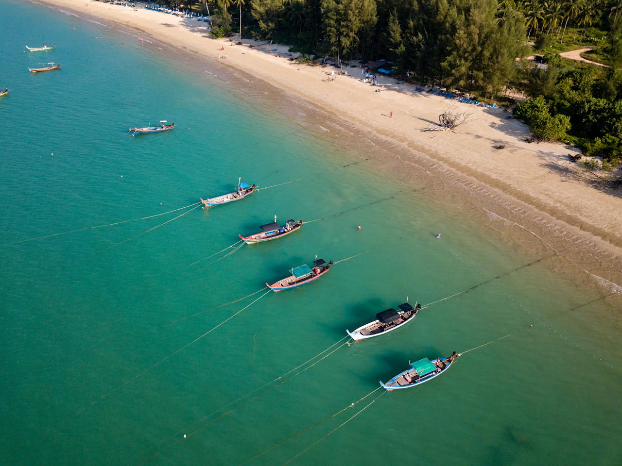 Langboote die an einem Strand vertäut sind